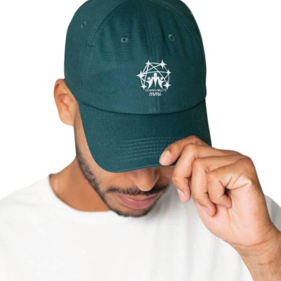 Homme portant une casquette unisexe brodée