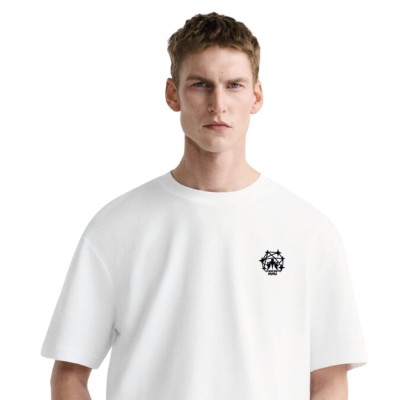 Homme portant tee-shirt blanc floqué